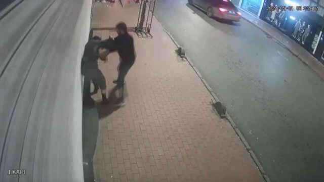Gözüne kestirdiği kadına yumruk ve kafa atıp çantasını gasbetti