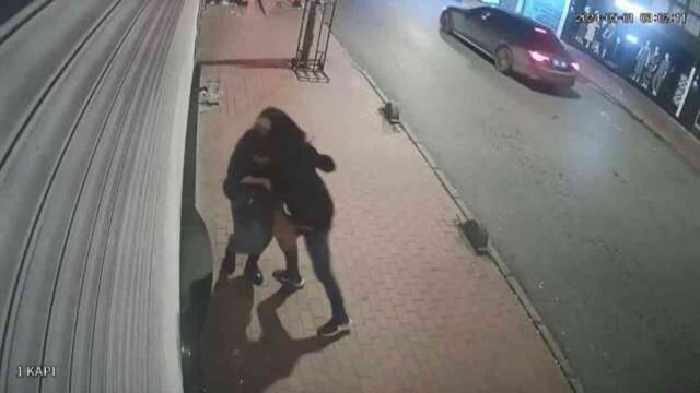 Gözüne kestirdiği kadına yumruk ve kafa atıp çantasını gasbetti