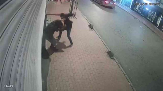 Gözüne kestirdiği kadına yumruk ve kafa atıp çantasını gasbetti