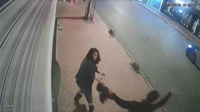 Gözüne kestirdiği kadına yumruk ve kafa atıp çantasını gasbetti