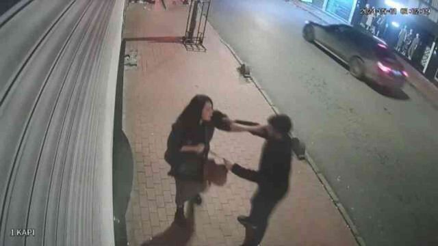Gözüne kestirdiği kadına yumruk ve kafa atıp çantasını gasbetti