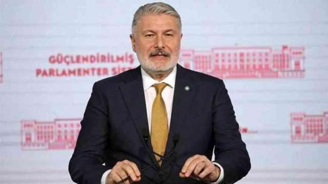 İYİ Parti'den istifa eden Bahadır Erdem, CHP'ye katıldı! Rozetini bizzat Özgür Özel taktı