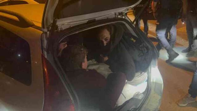 Edirne'de 'dur' ihtarına uymayan otomobilin içinden 17 kişi çıktı