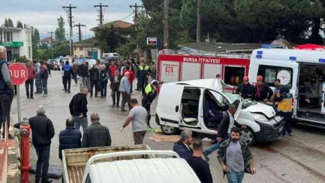 Tırın dorsesi kamyoneti hurdaya çevirdi! Aynı aileden 3 kişi feci şekilde can verdi