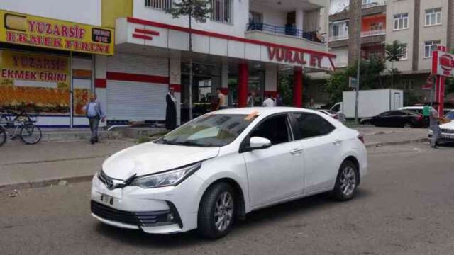 Kasap dükkanına otomobil daldı! Çocuk ölümden döndü, kasap telefonla konuşmaya devam etti