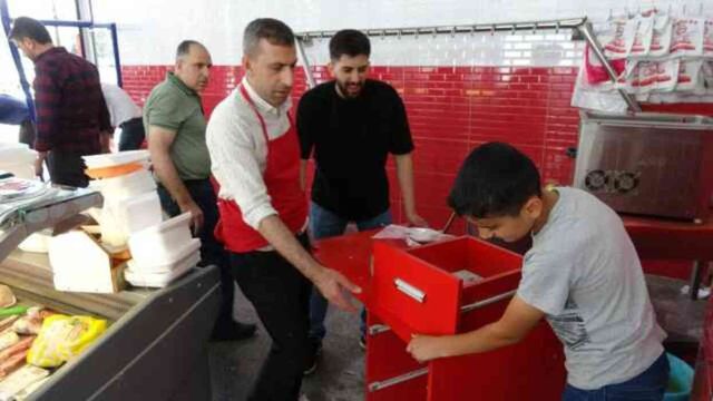 Kasap dükkanına otomobil daldı! Çocuk ölümden döndü, kasap telefonla konuşmaya devam etti