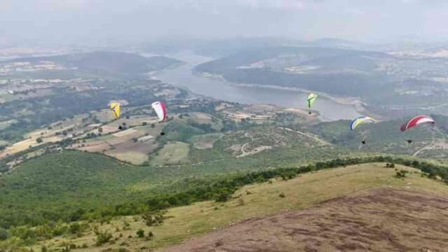 Üniversiteliler, Yamaç Paraşütü Etkinliği İçin Türkmentepe'de Buluştu