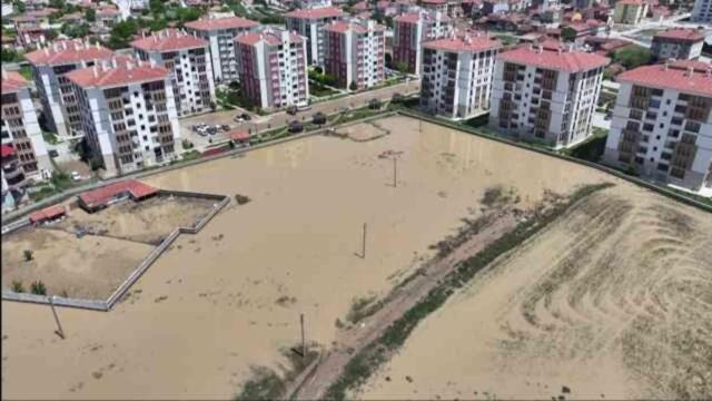 Çorum'un Alaca ilçesini sel vurdu! Evler ve tarım arazileri sular altında kaldı
