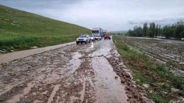 Meteoroloji'nin sarı kodla uyardığı 7 kent, sağanağa teslim oldu
