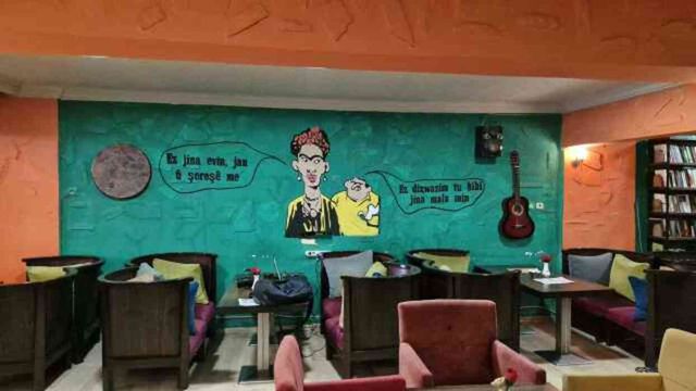 Sadece Kürtçe hizmet vereceğini açıklayan kafe işletmecisi gözaltında