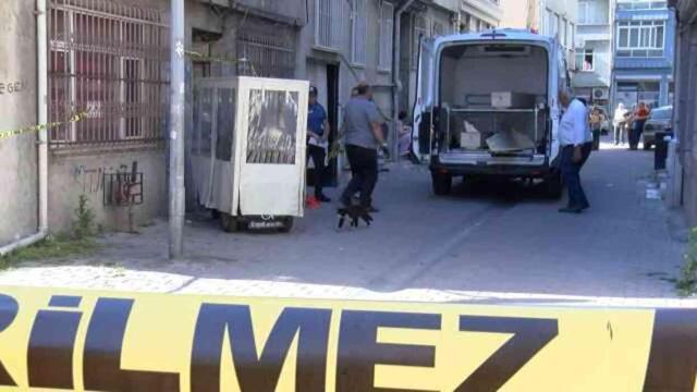 Bayrampaşa'da Cinnet Getiren Baba Karısını ve Kızını Silahla Öldürdü