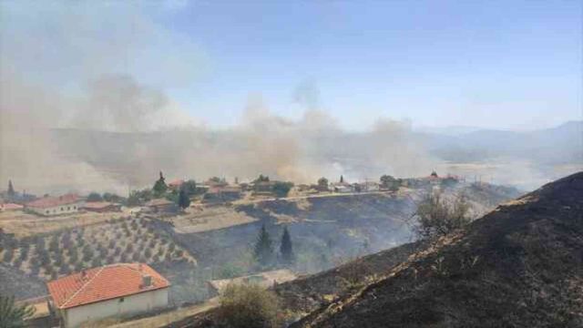 Manisa'da orman yangını yerleşim alanına kadar yaklaştı, ekiplerin zamana karşı yarışı başladı