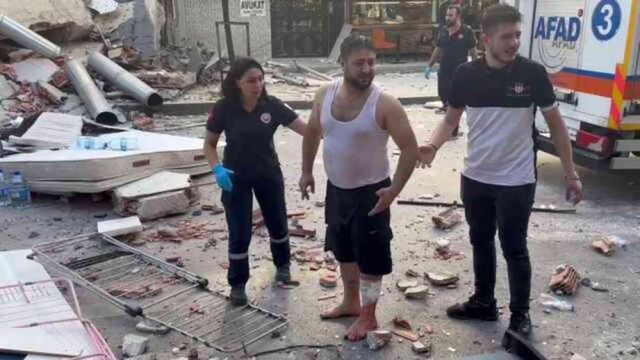 Pazar sabahı korkunç olay! İstanbul'da çöken 3 katlı binadan ilk görüntüler geldi