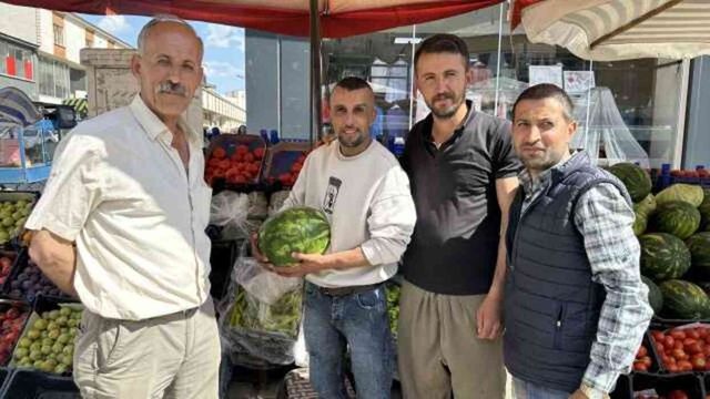 Hakkari'de bir manav üzerinde 'Allah' yazan karpuz buldu