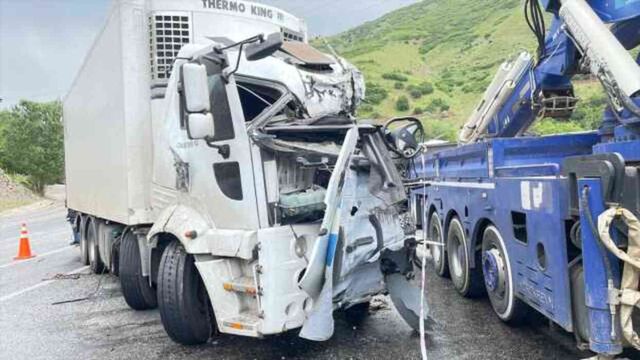 Van-Bitlis karayolunda yolcu otobüsüyle tır çarpıştı! 2 ölü, 30 yaralı