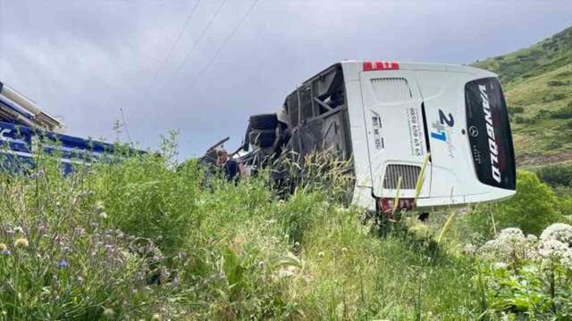 Van-Bitlis karayolunda yolcu otobüsüyle tır çarpıştı! 2 ölü, 30 yaralı