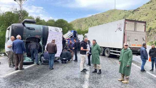 Van-Bitlis karayolunda yolcu otobüsüyle tır çarpıştı! 2 ölü, 30 yaralı