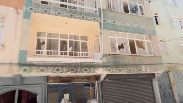 Bina boşluğunda uyuşturucu kullanan gruptan apartmandakilere tehdit: Çıkın dışarı, hepinizi yakarım