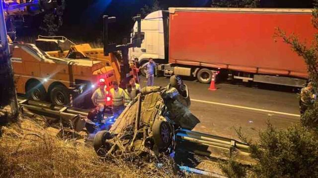 Kontrolden çıkan araç bariyere çarpıp devrildi! Korkunç kazada 3 kişi hayatını kaybetti