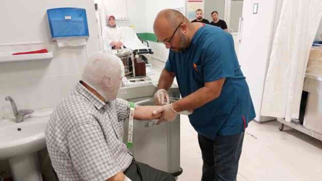 Tenceredeki kızgın yağa su dölünce yanarak hastanelik oldu
