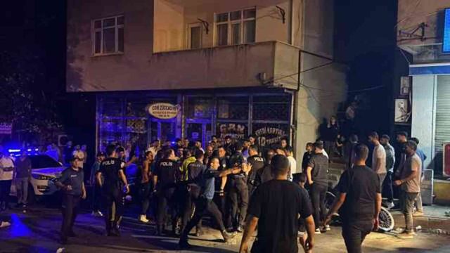 Madde bağımlısı genç evini ateşe verdi! Mahallelinin linç girişiminden polis zor kurtardı