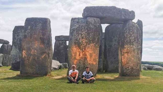 İklim aktivistleri İngiltere'deki Stonehenge'i turuncuya boyadı