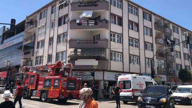 Ağabeyini sırtından bıçaklayan genç, kendisine de harakiri yaptı