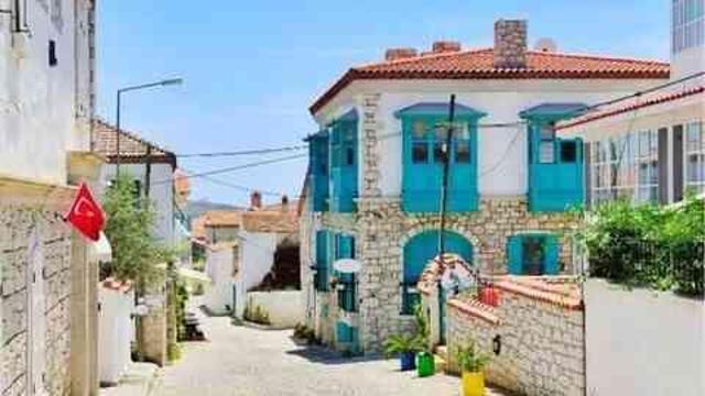 Urla nerede ve nereye bağlı? Urla nereye yakın? Urla'nın neyi neşhur?