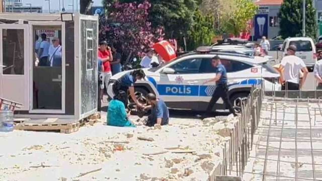 Yayaların arasına dalan araç elektrik direğini devirdi: 5 yaralı