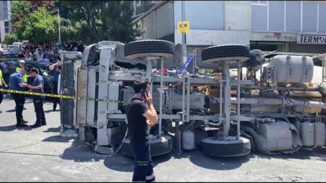 Virajı alamayan beton mikseri düğün arabasının üzerine devrildi! Bir çocuk hayatını kaybetti