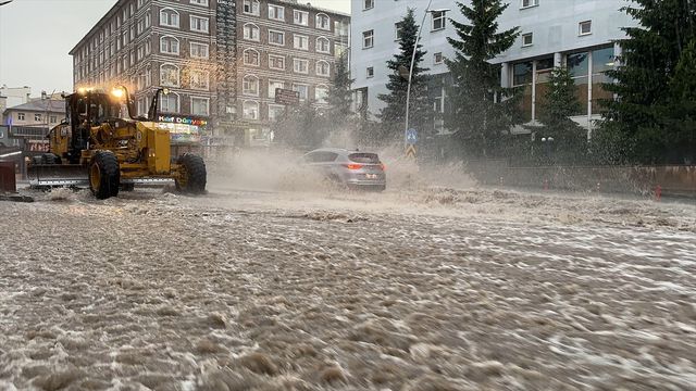 Erzurum'da Şiddetli Sağanak Yolları Sular Altında Bıraktı