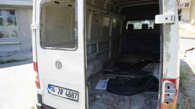 Terk edilmiş 2 araç mahallenin korkulu rüyası oldu: Gece kim olduğu belirsiz kişiler geliyor