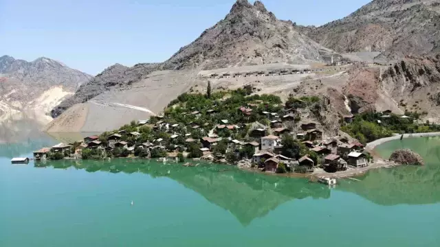 75 yaşındaki kadın 164 haneli köyde tek başına kaldı! Yürüyebileceği yolu bile yok