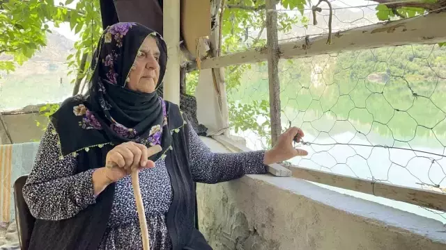 75 yaşındaki kadın 164 haneli köyde tek başına kaldı! Yürüyebileceği yolu bile yok