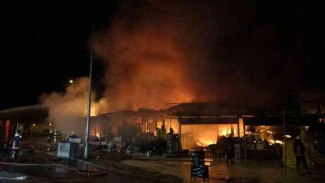 Malatya'da sanayi sitesinde büyük yangın: 25 prefabrik iş yeri küle döndü