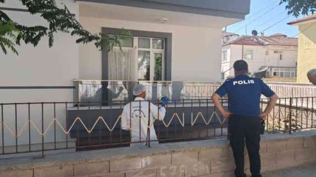Kapıyı açmayınca balkondan girdi! Eski kız arkadaşını katletti, yanındaki erkeği yaraladı