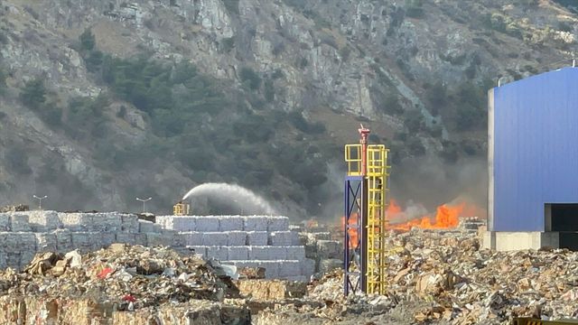 Kağıt fabrikası alev alev yanıyor! Kontrol altına alınan yangın yeniden başladı
