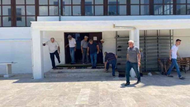 Namaz kılmaya gelmeyen cemaate cami imamından tabelalı sitem: Namazın kılınmadan namazını kıl
