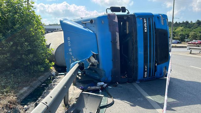 Pendik'te Beton Mikseri Kaza Yaptı, Şoför Yaralı Halde Kaçtı