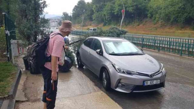 Rüzgar fidanları devirdi, sağanak yolları göle çevirdi