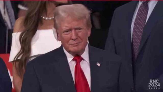 Ölümden dönen Trump, coşkulu kalabalık karşısında gözyaşlarını zor tuttu