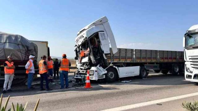 5 tır ve 2 kamyonet çarpıştı! Feci kazada 1 kişi hayatını kaybetti
