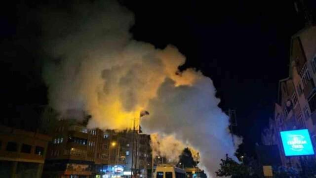 İlçeyi ayağa kaldıran anlar! Patlama sesi duyuldu, kaldırımlardan çıkan buhar gökyüzünü kapladı