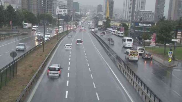 İstanbul hafta sonuna yağmurla uyandı