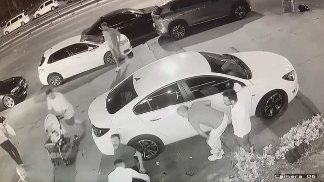 Eğlence mekanı önünde silahlı saldırı! Baba ve bebeği son anda kurtuldu