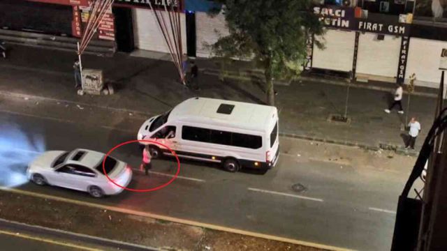 Kavgada yaralanınca sinir krizi geçirdi! Yoldan geçen araçlara tekmeli yumruklu saldırı