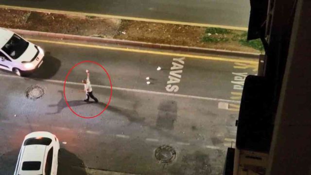 Kavgada yaralanınca sinir krizi geçirdi! Yoldan geçen araçlara tekmeli yumruklu saldırı
