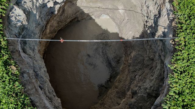 Evlerin arasında obruklar oluşmaya başlayan kent için uzmanlardan uyarı: Acil eylem planı yapılmalı