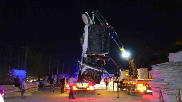 Babanın çabası işe yaramadı! Uçuruma yuvarlanan cipteki anne ve kızı hayatını kaybetti