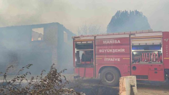 Bakan Yumaklı: İzmir'de 16 ev yandı, 87 ev ve 44 iş yeri tahliye edildi